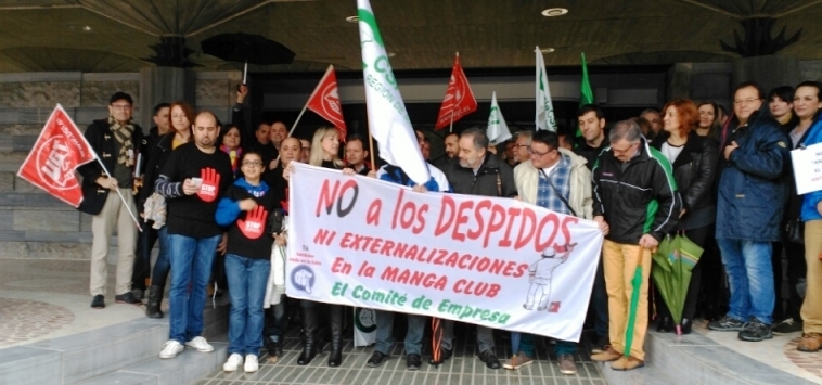 Los trabajadores del complejo «La Manga Club de Golf» en la puerta de la Asamblea Regional de Murcia en protesta por los últimos despidos